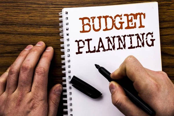 Odręcznie tekst pokazujący słowo planowania budżetu. Koncepcja biznesowa dla finansowe budżetowanie napisane na Tabliczka laptop, drewniane tła biznesmen ręką, palcem, pisanie książki notebook. — Zdjęcie stockowe
