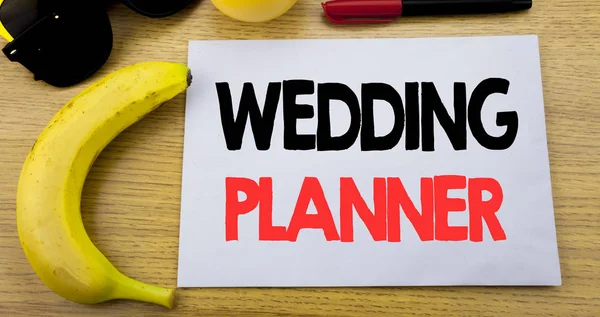 婚礼策划人婚姻准备的商业概念写在粘纸条空纸, 木质背景与复制空间, 太阳镜和香蕉 — 图库照片