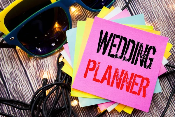 Parola, scrivere Wedding Planner. Business concept per il Matrimonio Preparazione scritta su nota adesiva con spazio copia su fondo legno antico con occhiali da sole — Foto Stock