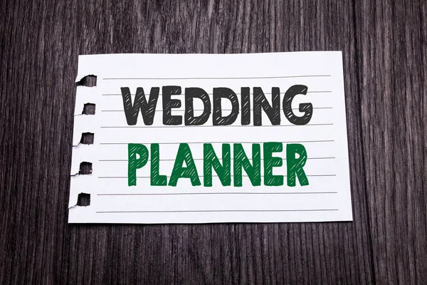 Wort, schreiben Hochzeitsplaner. Geschäftskonzept für die Ehevorbereitung auf klebrigem Zettelpapier auf dunklem Holzgrund. Schwarz-Grün. — Stockfoto