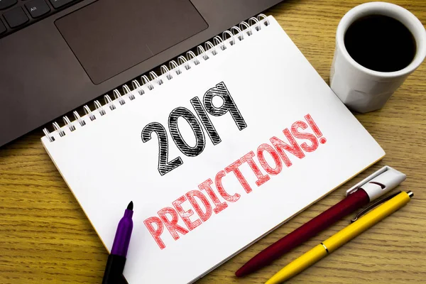 Написание текста с прогнозами на 2019 год. Бизнес-концепция Forecast Predition написана на блокноте на деревянном фоне в офисе с ноутбуком — стоковое фото