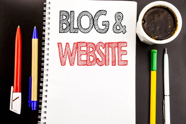 Het schrijven van tekst tonen Blog Website. Bedrijfsconcept voor Sociaal Bloggen Web geschreven op de achtergrond van het papier van de opmerking van het Kladblok met ruimte office uitzicht met potlood marker koffie — Stockfoto