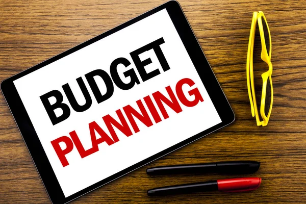 Skriva text visar budgetplanering. Affärsidé för finansiell budgetering skrivit på tavlan laptop, trä bakgrund med semester gula glasögon och markör penna. — Stockfoto