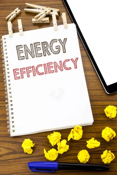 Text schreiben, der Energieeffizienz zeigt. Geschäftskonzept für Elektrizitätsökologie auf Zettelpapier mit gefaltetem Denkpapier auf Holzgrund mit Filzstift und Kaffee geschrieben — Stockfoto