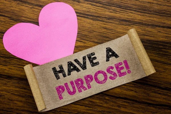 Scrivere un testo che mostri Have A Purpose. Business concept per Dreams Choose Vision scritto su carta appiccicosa, fondo in legno. Con cuore rosa significa adorazione d'amore . — Foto Stock