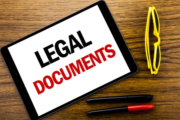 Σύνταξη κειμένου που δείχνει τα νομικά έγγραφα. Επιχειρηματική ιδέα για σύμβαση έγγραφο γραμμένο σε φορητό υπολογιστή tablet, ξύλινο υπόβαθρο με διακοπών κίτρινα γυαλιά και μαρκαδόρος στυλό. — Φωτογραφία Αρχείου