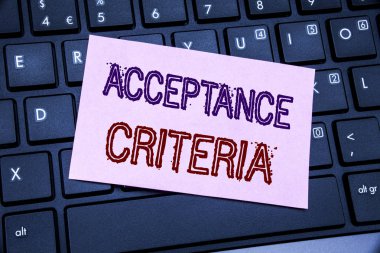 El yazısı duyuru metni kabul edilebilirlik kriterleri gösterilen. Dijital yapışkan not kağıdına siyah klavye arka plan üzerinde yazılı ölçütü için iş kavramı.