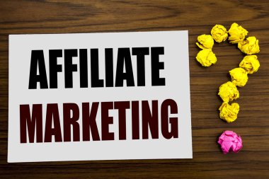 Affiliate Pazarlama gösterilen metin resim yazısı ilham yazma el. Internet üzerinde ahşap arka plan beyaz bir not kağıdına sonunda soru işareti ile yazılı online iş kavramı.