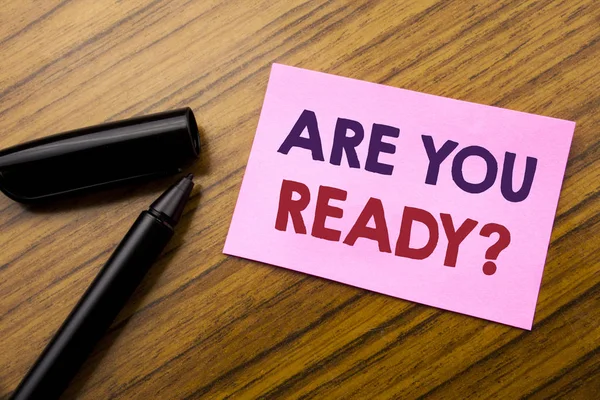 Palavra, escrevendo Are You Ready. Conceito de negócio para o futuro Plano de Preparação Escrito em papel vermelho nota pegajosa, fundo de madeira com caneta. Nota stick na mesa . — Fotografia de Stock