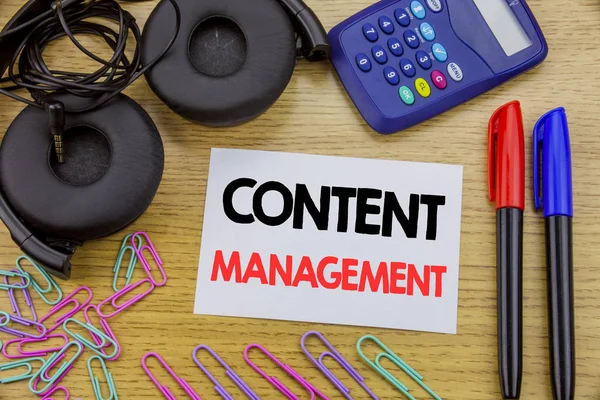 Tekst intoetsen met Content Management. Businessconcept voor Cms Online Website geschreven op notitie papier op de houten achtergrond. Met Rekenmachine en pen marker en hoofdtelefoons — Stockfoto