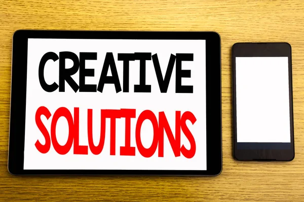 Escrevendo texto mostrando Soluções Criativas. Conceito de negócio para Brainstorm Thinking Escrito em tablet laptop, fundo de madeira com nota pegajosa, café e caneta — Fotografia de Stock