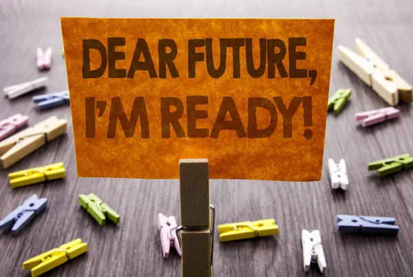 Odręczne notatki znak wyświetlone Drodzy Future, I Am Ready. Koncepcja biznesowa dla inspirujące motywacyjne Plan osiągnięcia pewności napisane na karteczkę na podłoże drewniane. — Zdjęcie stockowe