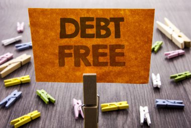 Borç ücretsiz gösterilen metin işareti el yazısı. İş kavramı kredi para finansal işareti özgürlük üzerinden kredi ahşap arka plan üzerinde yapışkan not yazılı Mortgage için.