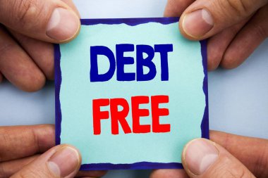 Borç ücretsiz gösteren el yazısı duyuru metin. Kredi para finansal işareti özgürlük üzerinden kredi yapışkan not kağıdı tutan el parmak ile yazılı Mortgage vitrine iş fotoğraf.