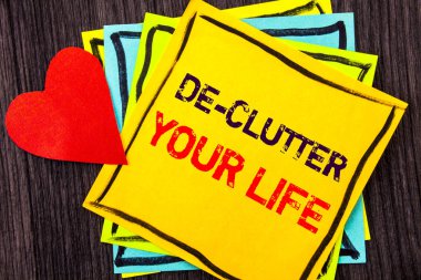 De-Clutter Your Life gösterilen metin yazma. Ücretsiz az kaos taze temiz ahşap arka plan aşk kalp Stikcy bir not kağıdına yazılı rutin anlam kavramı