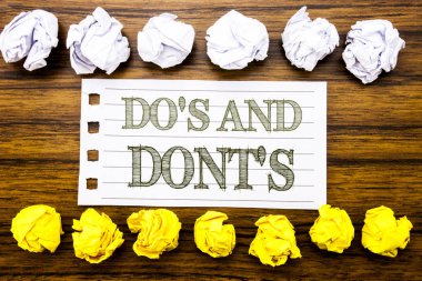 S ve yapmak değil Donts gösteren el yazısı metin. Yapışkan notu, ahşap ile iş kavramı yazılı kılavuz izin için yapışkan, birçok katlanmış kağıt beyaz ve sarı fark ya da işbirliği için