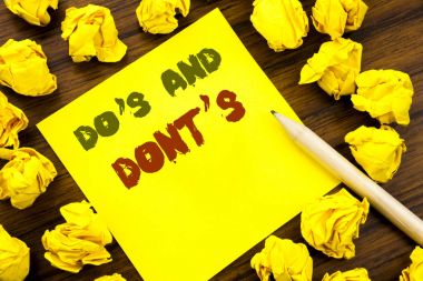 Word, s ve yapmak değil Donts yazma. Yapışkan Not kağıt üzerinde yazılı kılavuz izin, katlanmış sarı kağıt anlam düşünce ile ahşap arka plan için iş kavramı