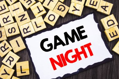 Word, yazma, metin oyunu gece. İş kavramı eğlence eğlenceli oynamak zaman olay için Skicky bir not kağıdına ahşap arka plan üzerinde yazılı oyun için.