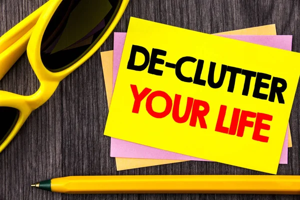 Conceptual hand text showing De-Clutter Your Life. Business photo showcasing Free Less Chaos Fresh Clean Routine written on Stiky Note Paper with Pen on the wood background. — Stock Photo, Image