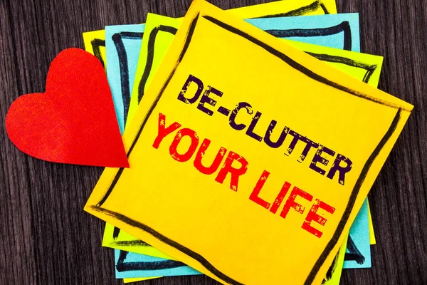 Escribir texto que muestra De-Clutter Your Life. Concepto que significa Free Less Chaos Fresh Clean Rutine escrito en Stikcy Note Paper sobre el fondo de madera Love Heart —  Fotos de Stock