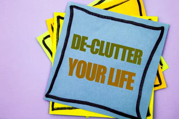 De-Clutter Your Life gösterilen metin yazma. Ücretsiz az kaos taze temiz pembe arka plan üzerinde yapışkan not kağıt üzerinde yazılı rutin vitrine iş fotoğraf. — Stok fotoğraf