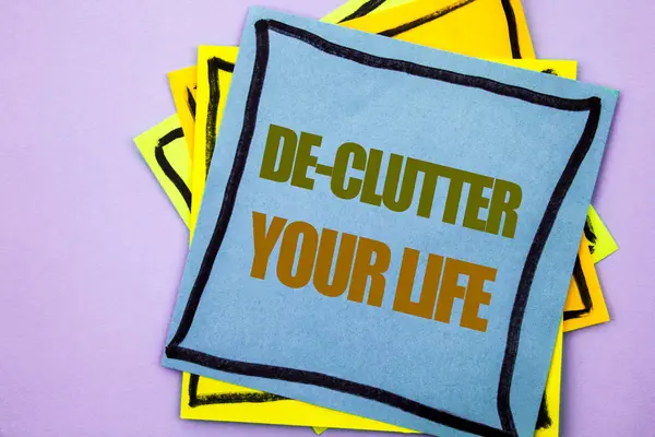 De-Clutter 귀하의 생활을 보여주는 텍스트를 작성. 무료 덜 혼란 신선한 깨끗 한 일상적인 분홍색 배경에 스티커 메모 용지에 보여주는 비즈니스 사진. — 스톡 사진