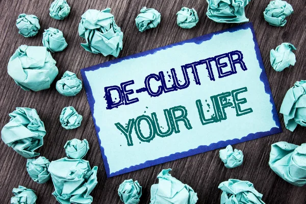 Kavramsal el De-Clutter Your Life gösterilen metin yazma. Ücretsiz az kaos taze temiz ahşap arka plan üzerinde yapışkan not katlanan kağıt kağıt üzerinde yazılı rutin anlam kavramı. — Stok fotoğraf