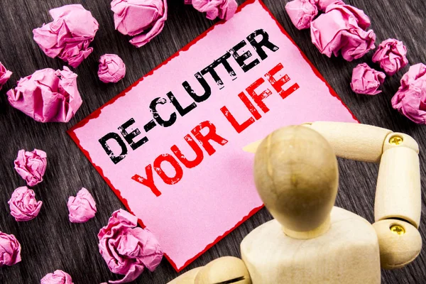 Kavramsal el De-Clutter Your Life gösterilen metin. Ücretsiz az kaos taze temiz ahşap arka plan üzerinde yapışkan not Holding tarafından heykel üzerinde yazılı rutin anlam kavramı. — Stok fotoğraf