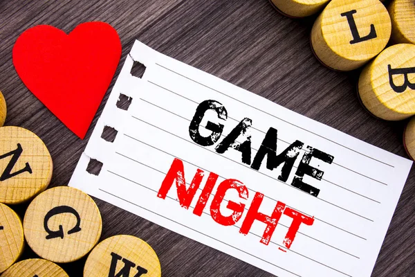 Handskrift text visar Game Night. Konceptuella foto underhållning kul spela Time Event för Gaming skrivit på tår Obs papper fästis på trä bakgrund med hjärta. — Stockfoto