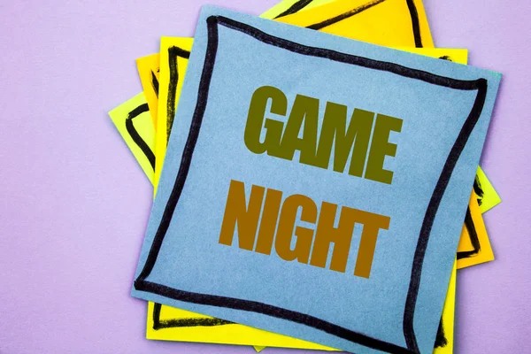 Escrevendo texto mostrando Game Night. Business photo showcasing Entretenimento Fun Play Time Event For Gaming escrito em papel de nota pegajosa no fundo rosa . — Fotografia de Stock