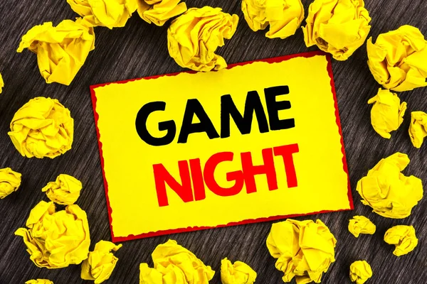 Text oznámení rukopis Game Night. Konceptuální fotografie zábava hrát čas události pro herní zábava napsáno na žluté Stikcy Poznámka složený papír na dřevěné pozadí — Stock fotografie