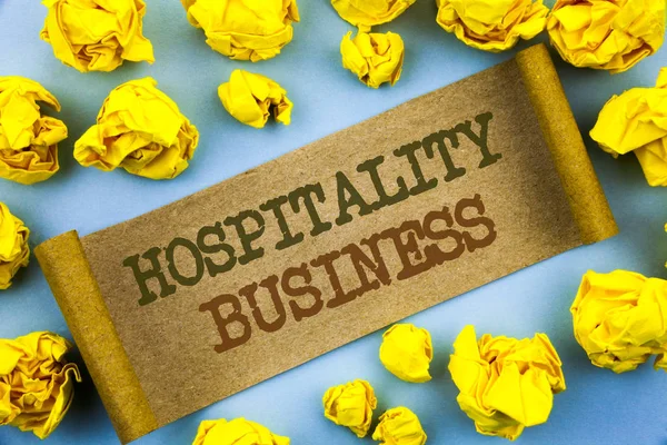 Mot, écriture, texte Hospitality Business. Concept d'entreprise pour l'industrie Tourisme d'affaires Publicité écrite sur papier déchiqueté avec papier plié sur le fond . — Photo
