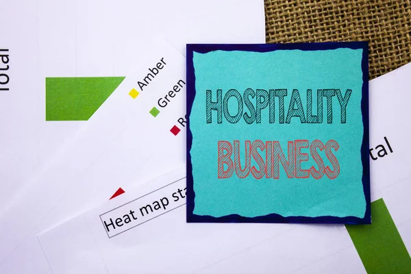 Texto de escrita conceitual mostrando Hospitality Business. Conceito que significa Indústria Negócios Turismo Anúncio escrito em Sticky Note Paper sobre o fundo texturizado. Estado do mapa térmico — Fotografia de Stock