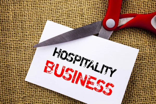 Manuscrito mostrando Hospitality Business. Foto conceitual Indústria Negócios Turismo Anúncio escrito em Sticky Note Paper Cutting by Scissors on the textured background — Fotografia de Stock