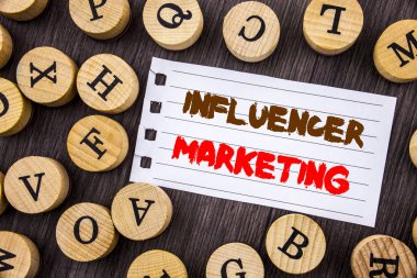Word, yazma, metin Influancer pazarlama. Kavramsal fotoğraf Sosyal Medya Online etkisi harfler ile ahşap arka plan üzerinde gözyaşı notobook kağıt üzerinde yazılı stratejisi.
