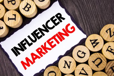 Influancer pazarlama gösterilen metin işareti el yazısı. Sosyal Medya Online etkisi harfler ile ahşap arka plan üzerinde beyaz yapışkan notu üzerinde yazılı stratejisi için iş kavramı.