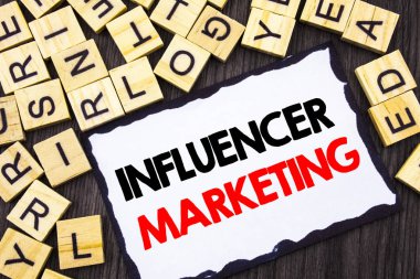 Word, yazma, metin Influancer pazarlama. Sosyal Medya Online etkisi Skicky bir not kağıdına ahşap arka plan üzerinde yazılı stratejisi için iş kavramı.