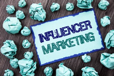 Kavramsal el Influancer pazarlama gösterilen metin yazma. Sosyal Medya Online etkisi yapışkan not katlanan kağıt Kağıt ahşap arka plan üzerinde yazılı stratejisi anlam kavramı.