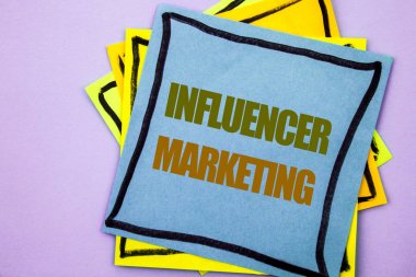 Influancer pazarlama gösterilen metin yazma. Sosyal Medya Online etkisi yapışkan not kağıdı pembe arka plan üzerinde yazılı stratejisi vitrine iş fotoğraf.