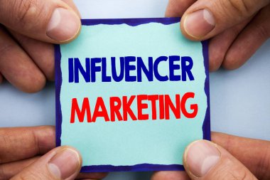 Influancer pazarlama gösteren el yazısı duyuru metin. Sosyal Medya Online etkisi yapışkan not kağıdı tutan el parmak ile yazılı stratejisi vitrine iş fotoğraf.