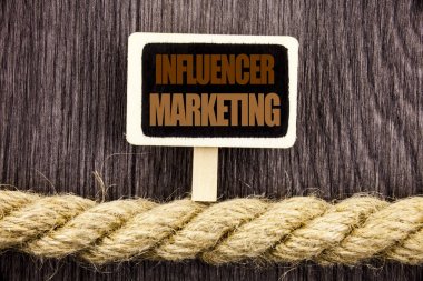 Influancer pazarlama gösterilen metin kavramsal yazma. Sosyal Medya Online etkisi karatahta asılı ahşap arka plan ipe yazılı stratejisi vitrine iş fotoğraf