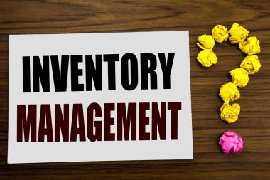 Stok Yönetimi gösterilen metin resim yazısı ilham yazma el. Ahşap arka plan beyaz bir not kağıdına sonunda soru işareti ile yazılı hisse senedi tedarik için iş kavramı.