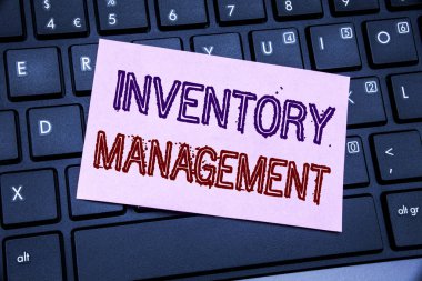 Stok Yönetimi gösteren el yazısı duyuru metin. Yapışkan not kağıdına siyah klavye arka plan üzerinde yazılı hisse senedi tedarik için iş kavramı.