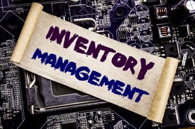 Stok Yönetimi gösterilen metin resim yazısı ilham yazma el. Yapışkan Not, bilgisayarın ana kartı arka plan üzerinde stok tedarik yazılı için iş kavramı.