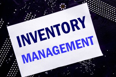 Stok Yönetimi gösteren el yazısı metin. Yapışkan Not, bilgisayarın ana kartı arka plan üzerinde stok tedarik yazılı için iş kavramı.