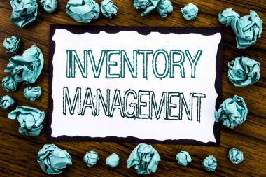 Stok Yönetimi gösteren el yazısı duyuru metin. Yapışkan Not kağıt üzerinde yazılı hisse senedi tedarik, katlanmış mavi kağıt anlam düşünce ile ahşap arka plan için iş kavramı