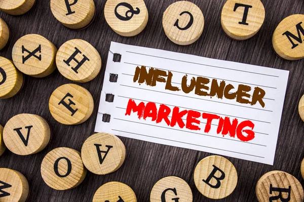 Wort, Schrift, Text Influencer Marketing. konzeptionelles Foto Social Media Online-Einflussstrategie geschrieben auf Reißnotizbuch Papier auf dem hölzernen Hintergrund mit Buchstaben. — Stockfoto