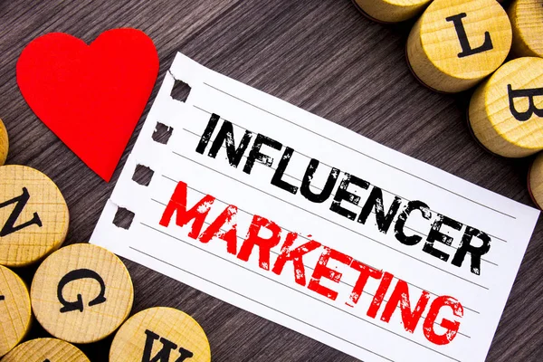 Influancer pazarlama gösteren el yazısı metin. Kavramsal fotoğraf Sosyal Medya Online etkisi gözyaşı Not yapışkan not kalpli ahşap arka plan üzerinde yazılı stratejisi.