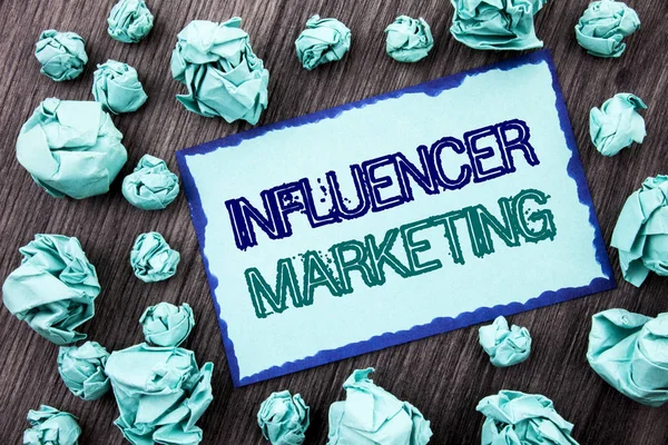 Kavramsal el Influancer pazarlama gösterilen metin yazma. Sosyal Medya Online etkisi yapışkan not katlanan kağıt Kağıt ahşap arka plan üzerinde yazılı stratejisi anlam kavramı.