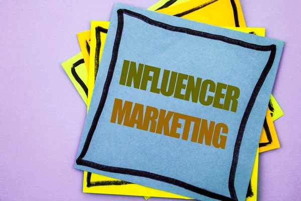 Influancer pazarlama gösterilen metin yazma. Sosyal Medya Online etkisi yapışkan not kağıdı pembe arka plan üzerinde yazılı stratejisi vitrine iş fotoğraf.